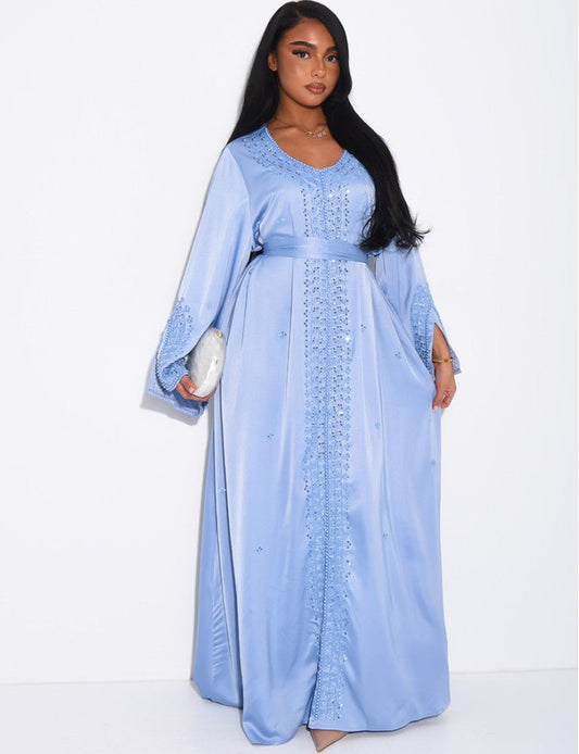 ABAYA PREMIUM À BORDURES PERLÉES ET CEINTURE ASSORTIE BLEU CIEL - EmnaBaya