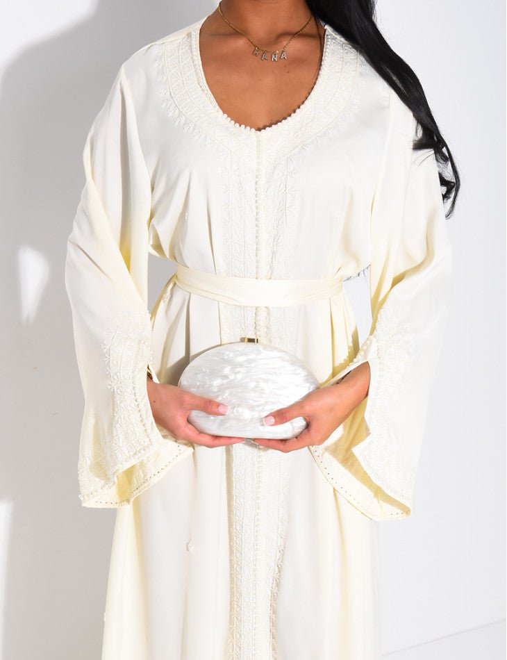 ABAYA PREMIUM À BORDURES PERLÉES ET CEINTURE ASSORTIE ECRU - EmnaBaya