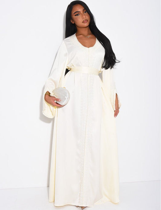 ABAYA PREMIUM À BORDURES PERLÉES ET CEINTURE ASSORTIE ECRU - EmnaBaya