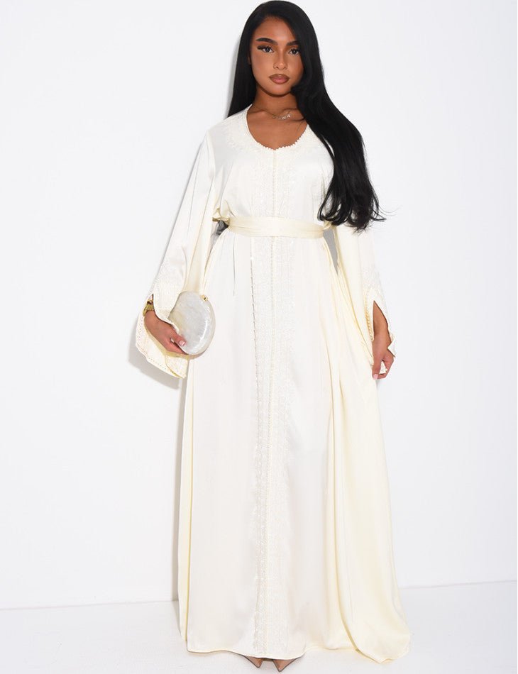 ABAYA PREMIUM À BORDURES PERLÉES ET CEINTURE ASSORTIE ECRU - EmnaBaya