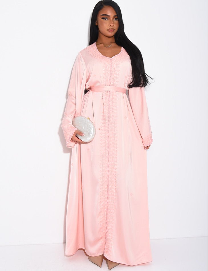 ABAYA PREMIUM À BORDURES PERLÉES ET CEINTURE ASSORTIE ROSE - EmnaBaya