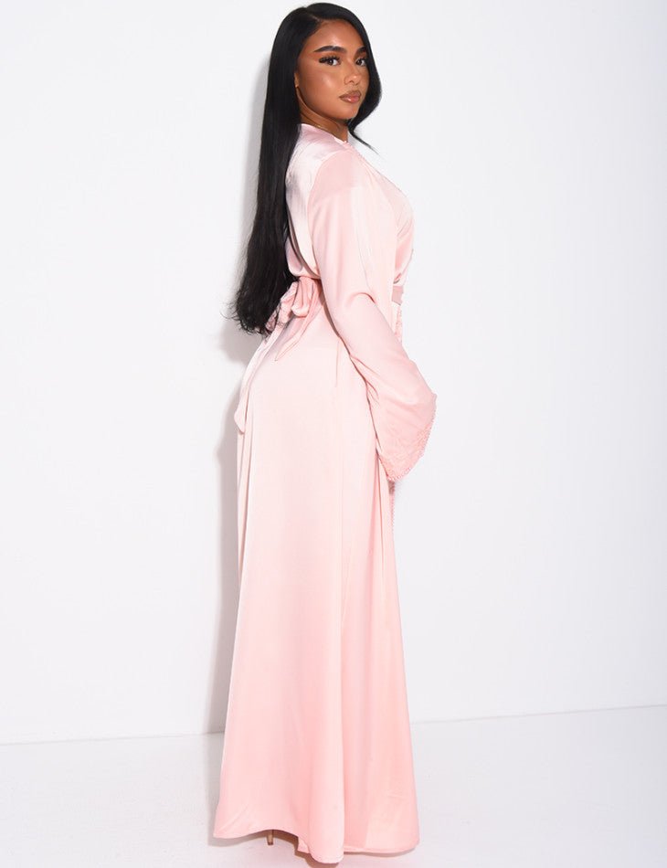 ABAYA PREMIUM À BORDURES PERLÉES ET CEINTURE ASSORTIE ROSE - EmnaBaya