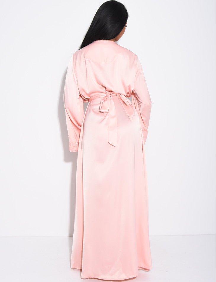 ABAYA PREMIUM À BORDURES PERLÉES ET CEINTURE ASSORTIE ROSE - EmnaBaya