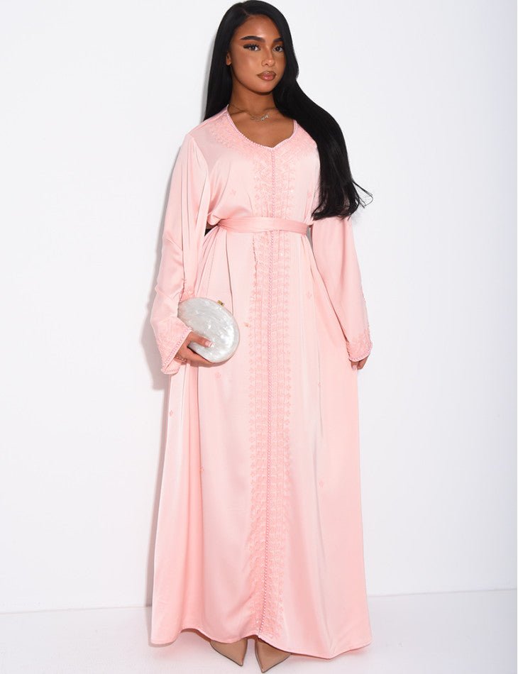 ABAYA PREMIUM À BORDURES PERLÉES ET CEINTURE ASSORTIE ROSE - EmnaBaya