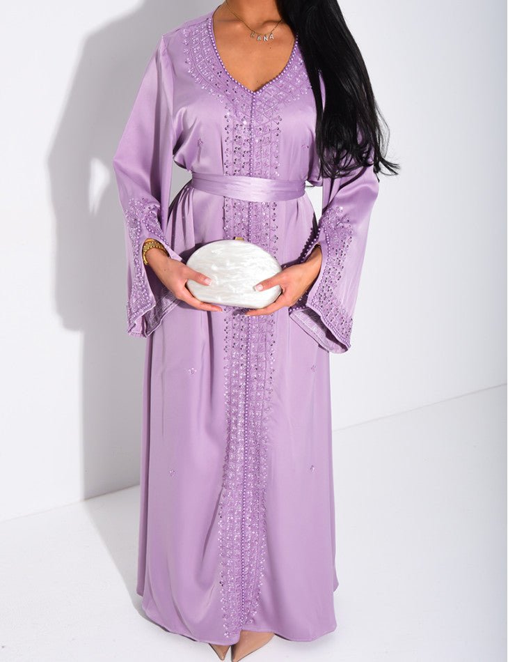 ABAYA PREMIUM À BORDURES PERLÉES ET CEINTURE ASSORTIE VIOLET - EmnaBaya