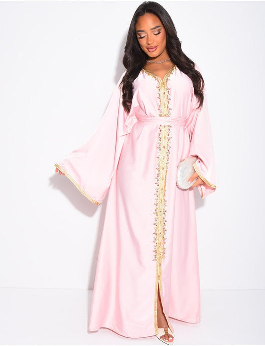 ABAYA PREMIUM EN SATIN À CRISTAUX COUSUS À LA MAIN ET LISERÉ DORÉ ROSE - EmnaBaya