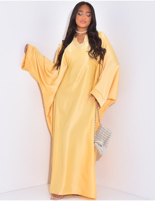 ABAYA PREMIUM EN SATIN À PERLES BRODÉES À LA MAIN JAUNE - EmnaBaya