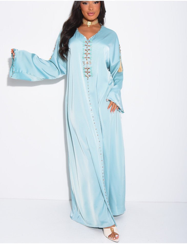 ABAYA PREMIUM EN SATIN À POMPONS ET CRISTAUX COUSUS À LA MAIN - EmnaBaya