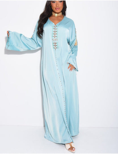 ABAYA PREMIUM EN SATIN À POMPONS ET CRISTAUX COUSUS À LA MAIN - EmnaBaya