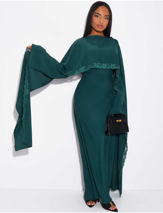 ROBE LONGUE AJUSTÉE À BORDURES EN DENTELLE SUR LA CAPE VERT
